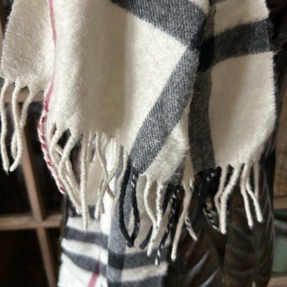 Burberry Classic Check 100%Cashmere Scarf Authentic in excellent condition! - Picture 7 of 10